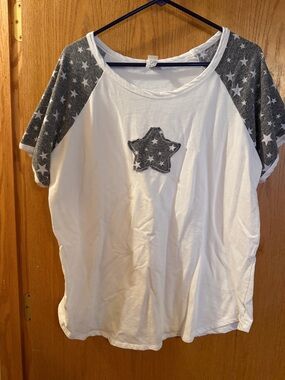 7th Ray White Tee with Red Leaf Tag Accent